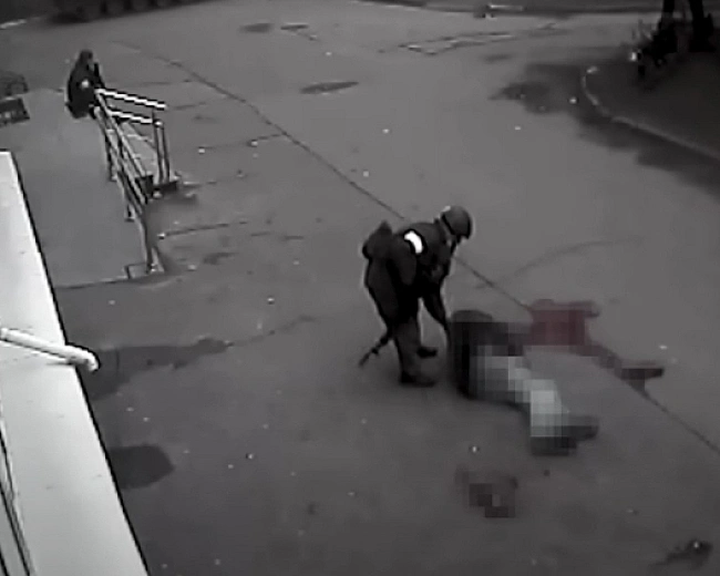 we.ua - Журналісти показали відео розстрілу цивільного в Бучі та мародерства російських військових