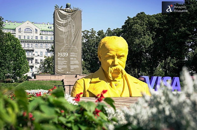 we.ua - У Києві з'явився гігантський Тарас Шевченко — фоторепортаж