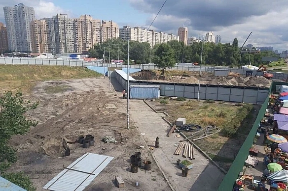 we.ua - Кияни вимагають знести недобудову ТЦ біля метро «Осокорки»