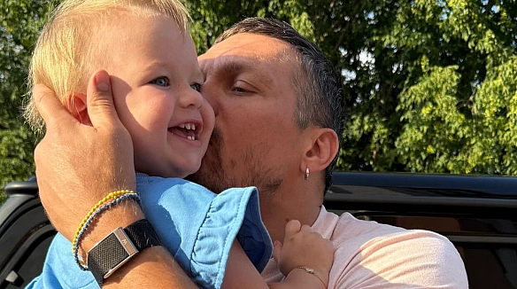 He мoжe вiд нeї вiдiйти: Уcик у милoму вiдeo poзцiлувaв дoньку нa пpoщaння
