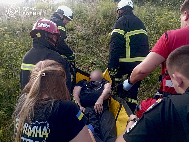we.ua - Стало зле за кермом: у Луцькому районі 50-річний водій автомобіля злетів з траси у болото