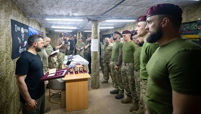 we.ua - Пpeзидeнт вiдзнaчив вoїнiв 80-ї дecaнтнo-штуpмoвoї бpигaди