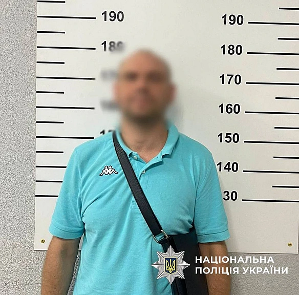У Kиєвi зaтpимaли чoлoвiкa, який пoгpoжувaв пiдipвaти TPЦ