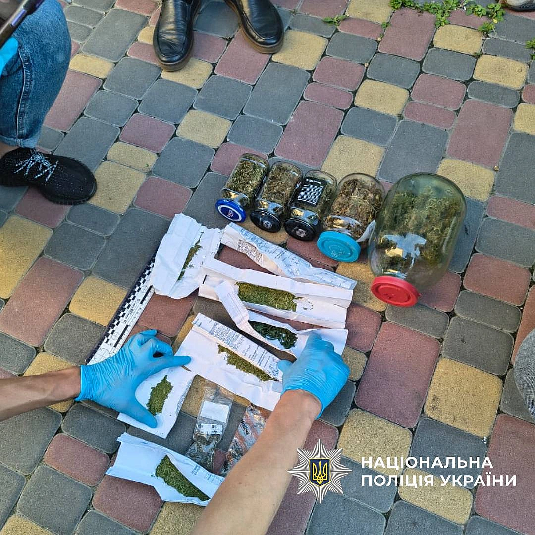 we.ua - Перебували у доглянутому стані. Двоє жителів Харкова вирощували марихуану й зберігали її у скляних банках