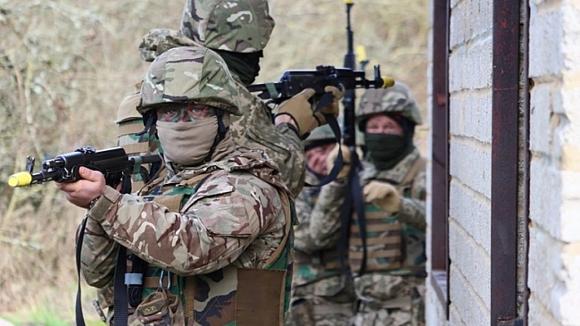 we.ua - Британські інструктори навчають українських військових скидати «бомби» з дронів за допомогою водяних кульок