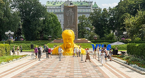 Шевченко як феномен успіху та нагадування про війну: інтерактивна інсталяція в Києві