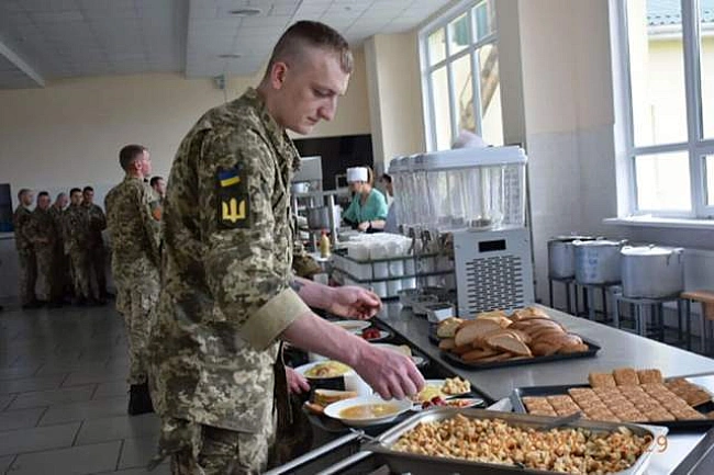 we.ua - З чорного списку – в топ-постачальники: компанія з неякісними консервами знову годує ЗСУ