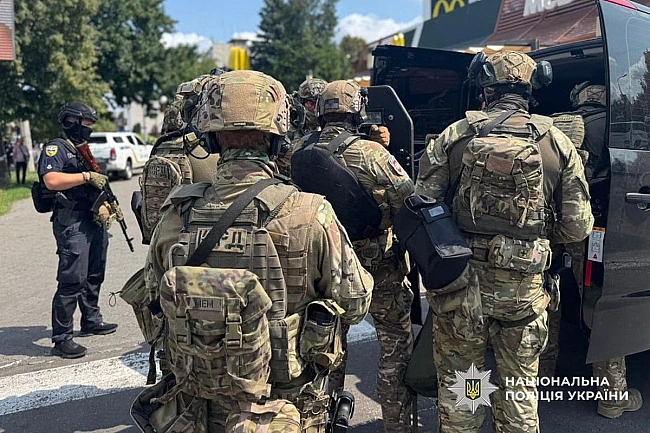 we.ua - У Черкасах озброєний чоловік влаштував стрілянину в МакДональдзі – порушника затримали спецпризначенці КОРД (оновлено) (Відео)