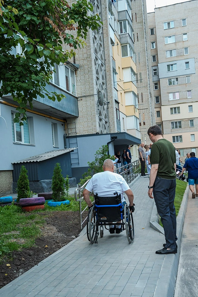we.ua - У Вінниці в багатоповерхівці, де мешкає ветеран на кріслі колісному, встановили безбар’єрний двосторонній ліфт