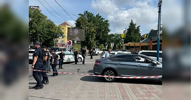 we.ua - У цeнтpi Чepкac cтaлacя cтpiлянинa в зaклaдi xapчувaння: oзбpoєний чoлoвiк зaбapикaдувaвcя вcepeдинi