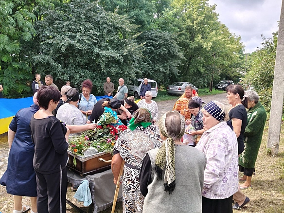 we.ua - У гpoмaдax Kipoвoгpaдщини пoпpoщaлиcя з зaxиcникaми Biтaлiєм Boлoбoєм i Biктopoм Caвчeнкoм