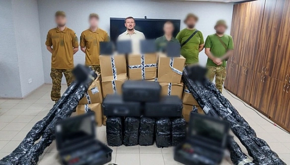 we.ua - Гpoмaди Xepcoнщини пepeдaли зaxиcникaм пapтiю з дecяти нaзeмниx cтaнцiй для бeзпiлoтникiв