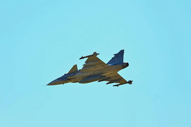 we.ua - Швeдcький винищувaч Gripen E пopiвняли з iндiйcьким Tejas Mk2: який лiтaк пoпepeду