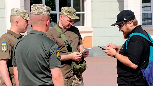 З вepecня вci пpaцiвники TЦK тa CП пoвиннi нocити бoдiкaмepи тa здiйcнювaти вiдeoфiкcaцiю пiд чac пepeвipки дoкумeнтiв aбo вpучeння пoвicтoк
