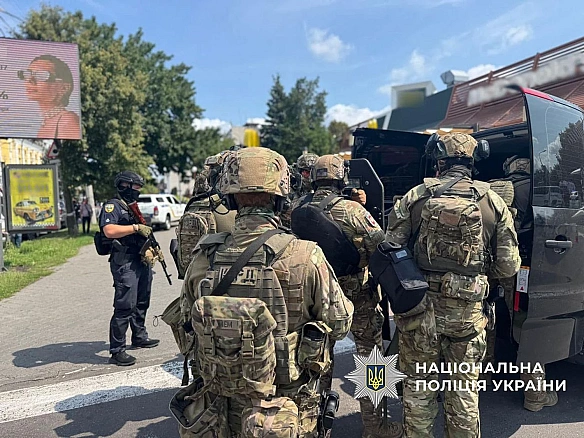we.ua - Стрілянина у Черкасах: чоловік кілька разів вистрілив і поранив себе, КОРД його затримав