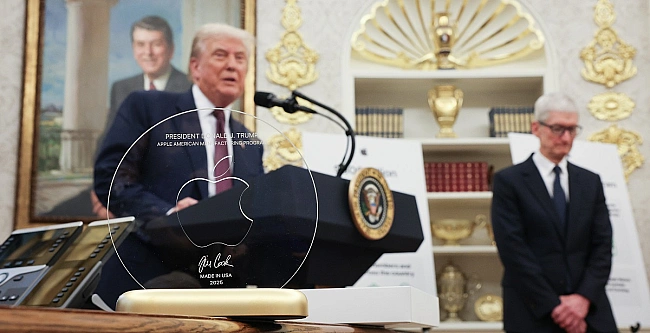 we.ua - Подарунок, чи хабар: мільярдер Аррlе підніс Трампу золото (відео)