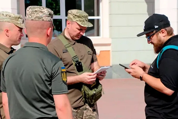we.ua - З 1 вересня працівники ТЦК та СП обовʼязково носитимуть бодікамери