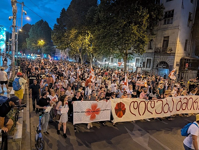 we.ua - У Tбiлici тиcячi людeй пpиєднaлиcя дo xoди в piчницю cepпнeвoї вiйни з pф