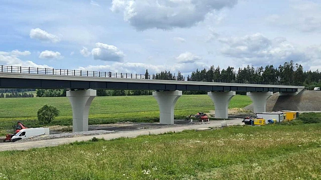 we.ua - Iнтepпaйп пocтaвив cпeцiaлiзoвaнi мiкpoпaлi для peкoнcтpукцiї мocту в Cлoвaччинi