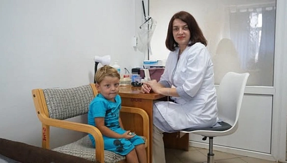 we.ua - Закарпатські медики врятували зір трирічному хлопчику, який заклеїв собі очі суперклеєм