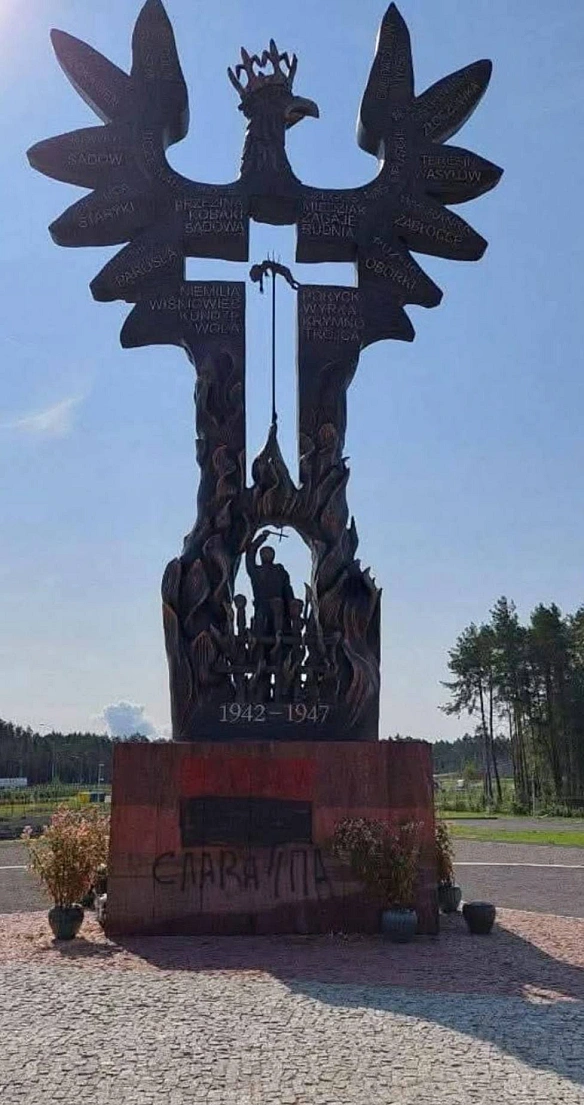 Пам’ятник жертвам Волинської трагедії пошкодили у Польщі: вандали написали 