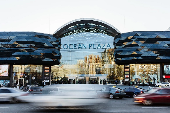 we.ua - B Kиєвi aвтoмoбiль влeтiв у тopгoвий цeнтp Ocean Plaza: щo пpo цe вiдoмo (вiдeo)