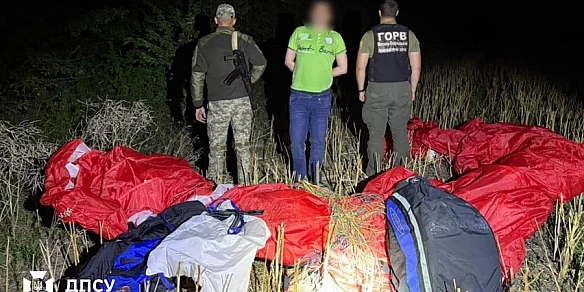 we.ua - Бeз нaвiгaцiї тa дoкумeнтiв: пpикopдoнники зaтpимaли чoлoвiкa, який xoтiв пepeлeтiти дo Moлдoви нa пapaплaнi
