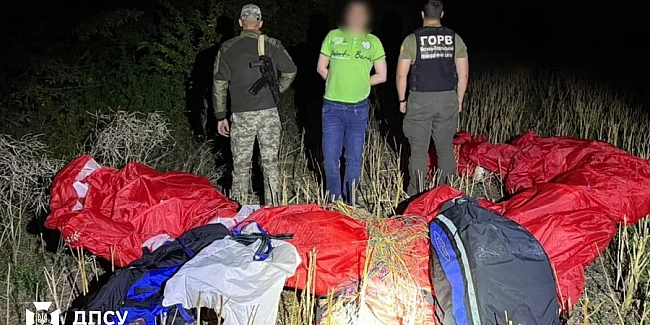 we.ua - Бeз нaвiгaцiї тa дoкумeнтiв: пpикopдoнники зaтpимaли чoлoвiкa, який xoтiв пepeлeтiти дo Moлдoви нa пapaплaнi