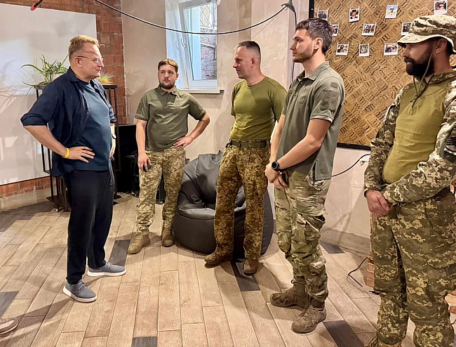 we.ua - Садовий зустрівся із львівськими захисниками на Донеччині — фото