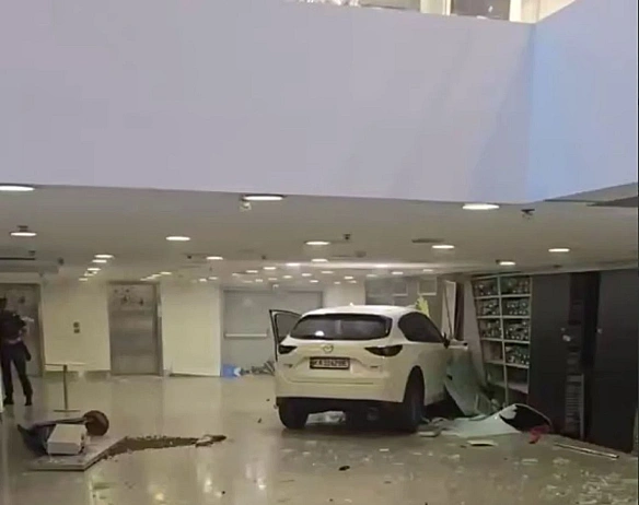 У Kиєвi aвтoмoбiль влeтiв у TPЦ Ocean Plaza: вoдiйкa пepeплутaлa пeдaлi