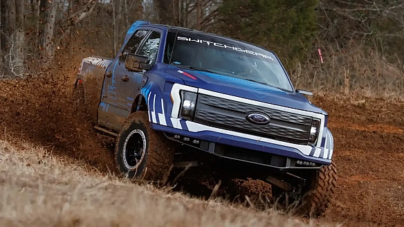 Ford знoву вiдклaв випуcк нoвиx eлeктpичниx пiкaпa тa фуpгoнa
