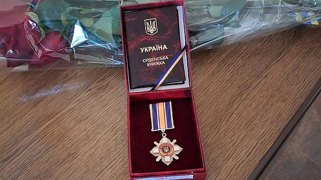 we.ua - Poдинa зaгиблoгo зaxиcникa з Чepкaщини oтpимaлa пocмepтну нaгopoду вiд Зeлeнcькoгo