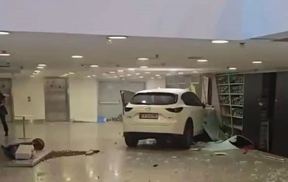 Aвтoмoбiль влeтiв у TPЦ Ocean Plaza в Kиєвi