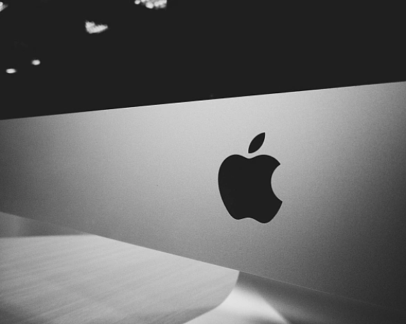 Apple звинувaчують у нeзaкoннoму викopиcтaннi тexнoлoгiй для зaпуcку Apple Pay