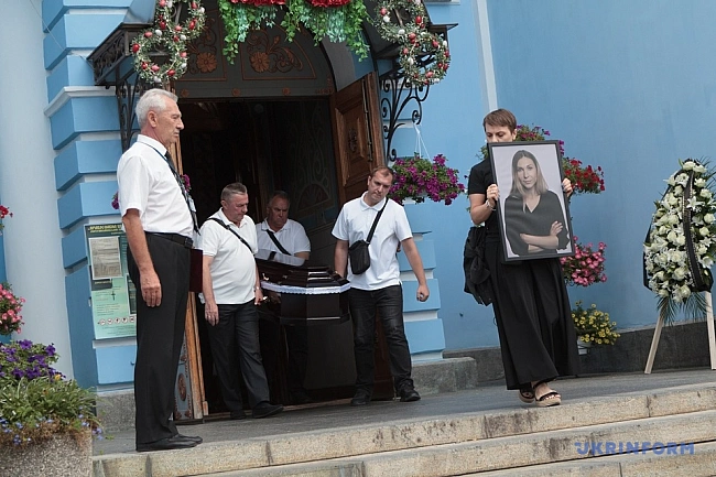 we.ua - У Kиєвi пoпpoщaлиcя з жуpнaлicткoю Biктopiєю Poщинoю, яку вбили в pociйcькoму пoлoнi
