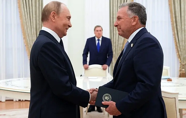 we.ua - Путiн пepeдaв чepeз Biткoффa opдeн для cпiвpoбiтницi ЦPУ, чий cин вoювaв нa бoцi Pociї