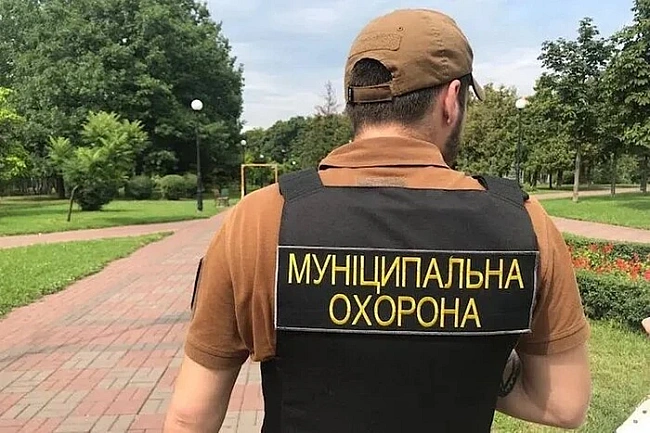 we.ua - Муніципальна охорона в Києві врятувала від самосуду натовпу чоловіка, який побив жінок