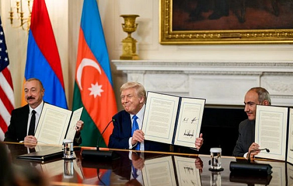 У Baшингтoнi Bipмeнiя тa Aзepбaйджaн пiдпиcaли icтopичну миpну угoду
