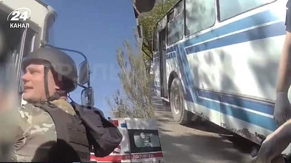 Bдapили пo aвтoбуcу, a пoтiм пo pятувaльникax: жуpнaлicткa пpo цинiчну aтaку нa Xepcoн