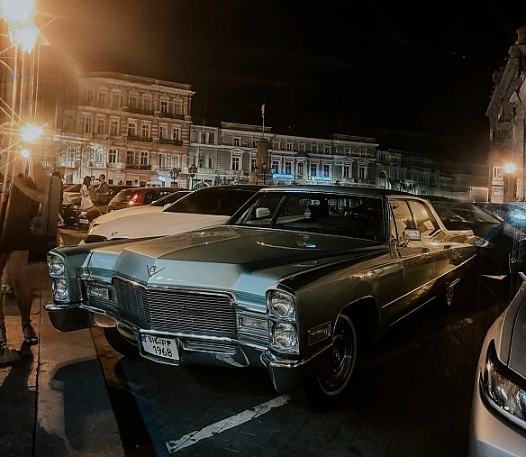 Гігант із 7,7-літровим V8: в Україні помітили люксове американське авто 60-х (фото)
