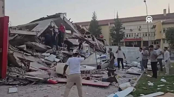 Туреччину сколихнув сильний землетрус, який відчували навіть у Стамбулі: є руйнування