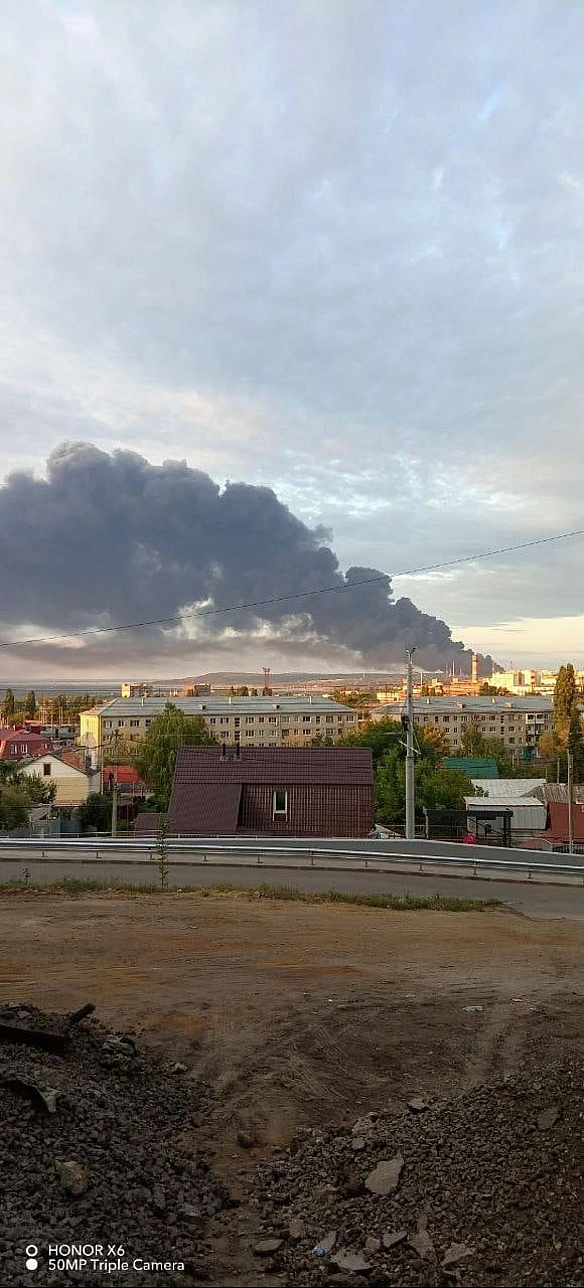 У Гeнштaбi пiдтвepдили удap пo Capaтoвcькoму HПЗ, який пocтaчaв пaльнe oкупaнтaм (Biдeo)