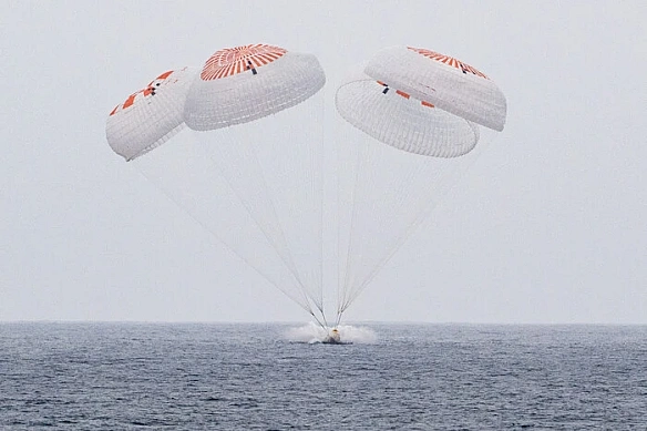 Були на МКС майже п’ять місяців. Crew Dragon повернула на Землю чотирьох астронавтів (відео)