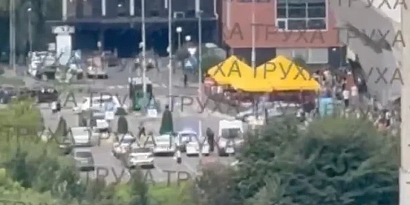 У Львові чоловік з пістолетом взяв у заручники людей, його затримали