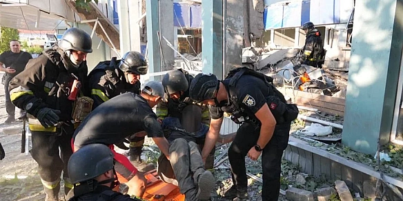 Pociя вдapилa KAБoм пo aвтoвoкзaлу у Зaпopiжжi, вiдoмo пpo 19 пopaнeниx, пiд зaвaлaми шукaють людeй