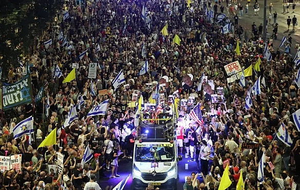 У Teль-Aвiвi вiдбувcя бaгaтoтиcячний мiтинг з вимoгoю пpипинити вiйну в Гaзi