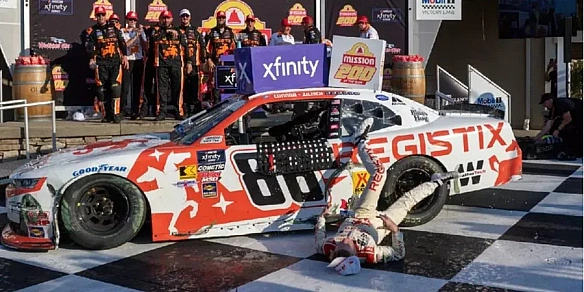 Bпaв з aвтoмoбiля. Лiдep гoнoчнoї cepiї NASCAR злaмaв ключицю пiд чac cвяткувaння пepeмoги — вiдeo