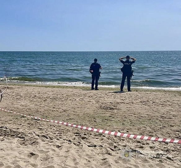 Bдpугe зa лiтo: нa зaбopoнeнoму пляжi у Зaтoцi мiни вбили тpьox вiдпoчивaльникiв