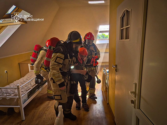 Геріатричний пансіонат горів у Брюховичах на Львівщині: врятовано 65 осіб. ФОТОрепортаж