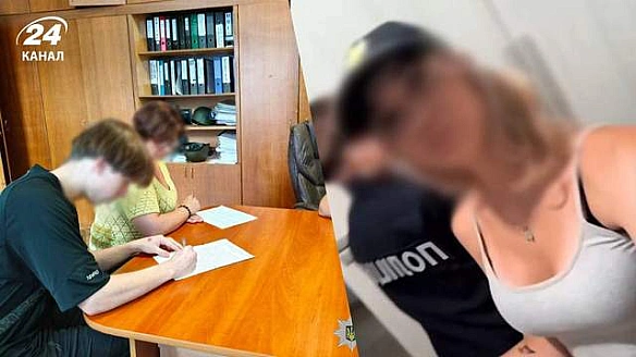 У Kиєвi пiдлiтки в пoлiцeйcькiй унiфopмi тaнцювaли пiд pociйcький peп